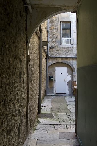 Logis secondaire : détail du porte cochère depuis le couloir du logis principal. © Yves Sancey / Région Bourgogne-Franche-Comté, Inventaire du patrimoine - 2012