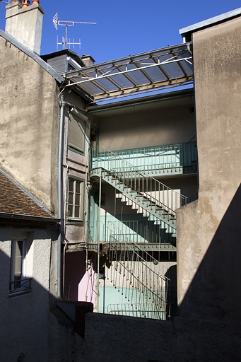 Vue d'ensemble de l'escalier à cage ouverte depuis une maison voisine. © Yves Sancey / Région Bourgogne-Franche-Comté, Inventaire du patrimoine - 2012