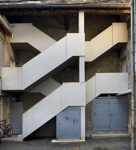 Maison : vue d'ensemble d'un escalier à cage ouverte restauré à la fin du XXe siècle. © Yves Sancey / Région Bourgogne-Franche-Comté, Inventaire du patrimoine - 2012