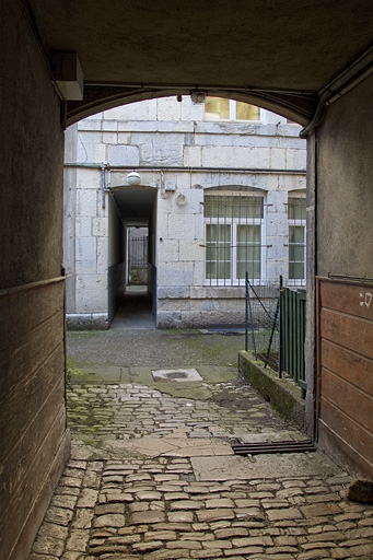 Deuxième logis secondaire : détail du couloir depuis le passage cocher du premier logis secondaire. © Yves Sancey / Région Bourgogne-Franche-Comté, Inventaire du patrimoine - 2012