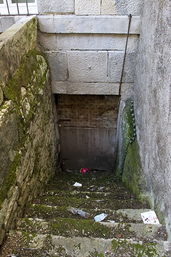 Détail de l'entrée de cave du deuxième logis secondaire. © Yves Sancey / Région Bourgogne-Franche-Comté, Inventaire du patrimoine - 2012