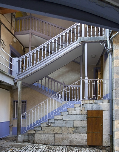Vue d'ensemble de l'escalier à cage ouverte dans la première cour. © Yves Sancey / Région Bourgogne-Franche-Comté, Inventaire du patrimoine - 2012