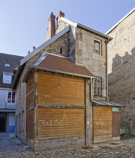 Première cour : vue de l'aile gauche depuis la deuxième cour. © Yves Sancey / Région Bourgogne-Franche-Comté, Inventaire du patrimoine - 2012