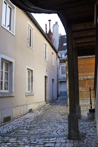 Détail de l 'aile droite depuis la deuxième cour. © Yves Sancey / Région Bourgogne-Franche-Comté, Inventaire du patrimoine - 2012