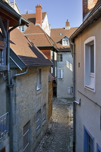 Vue d'ensemble des corps de bâtiment depuis l'entrée de la première cour. © Yves Sancey / Région Bourgogne-Franche-Comté, Inventaire du patrimoine - 2012