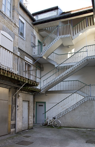 Vue de l'escalier à cage ouverte dans la deuxième cour. © Yves Sancey / Région Bourgogne-Franche-Comté, Inventaire du patrimoine - 2012