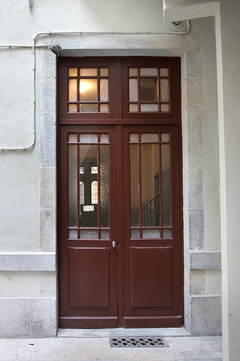 Détail de la porte donnant accès à la cour. © Yves Sancey / Région Bourgogne-Franche-Comté, Inventaire du patrimoine - 2012