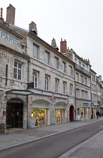 Vue d'ensemble du logis principal depuis la rue, de trois quarts gauche. © Yves Sancey / Région Bourgogne-Franche-Comté, Inventaire du patrimoine - 2012