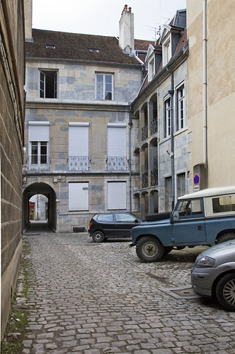 Vue d'ensemble de la façade postérieure du logis principal depuis le fond de la première cour. © Yves Sancey / Région Bourgogne-Franche-Comté, Inventaire du patrimoine - 2012