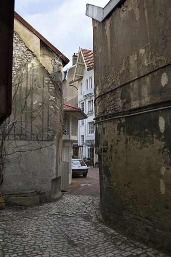 Vue d'ensemble du passage entre la deuxième et la troisième cour. © Yves Sancey / Région Bourgogne-Franche-Comté, Inventaire du patrimoine - 2012