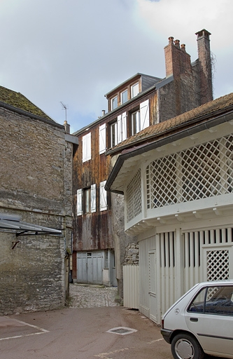 Vue d'ensemble du logis secondaire en aile dans la deuxième cour, depuis la troisième cour. © Yves Sancey / Région Bourgogne-Franche-Comté, Inventaire du patrimoine - 2012