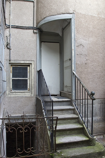 Vue du départ de l'escalier distribuant les logis secondaires des première et deuxième cours. © Yves Sancey / Région Bourgogne-Franche-Comté, Inventaire du patrimoine - 2012