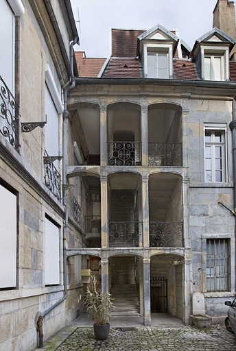 Vue d'ensemble de l'escalier à cage ouverte du logis principal, de face. © Yves Sancey / Région Bourgogne-Franche-Comté, Inventaire du patrimoine - 2012