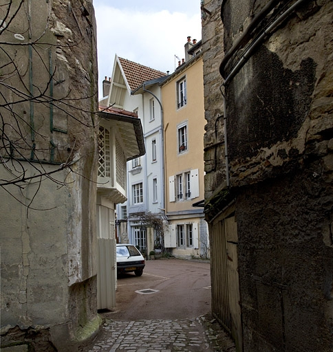Vue d'ensemble de la troisième cour depuis son entrée. © Yves Sancey / Région Bourgogne-Franche-Comté, Inventaire du patrimoine - 2012