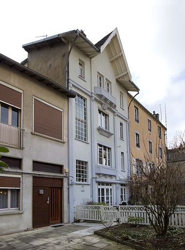 Vue d'ensemble des logis secondaires dans les troisième et quatrième cours, depuis le fond de la parcelle. © Yves Sancey / Région Bourgogne-Franche-Comté, Inventaire du patrimoine - 2012