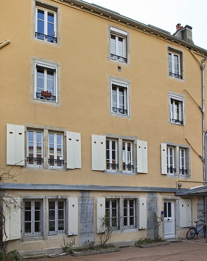 Vue d'ensemble du logis secondaire dans la troisième cour, de trois quarts gauche. © Yves Sancey / Région Bourgogne-Franche-Comté, Inventaire du patrimoine - 2012