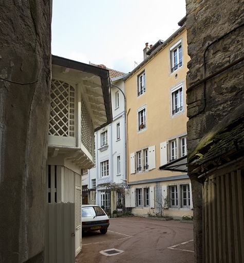 Vue d'ensemble du logis secondaire dans la troisième cour, de trois quarts droit. © Yves Sancey / Région Bourgogne-Franche-Comté, Inventaire du patrimoine - 2012