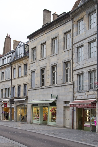 Vue d'ensemble de la façade sur rue, de trois quarts droit. © Yves Sancey / Région Bourgogne-Franche-Comté, Inventaire du patrimoine - 2012