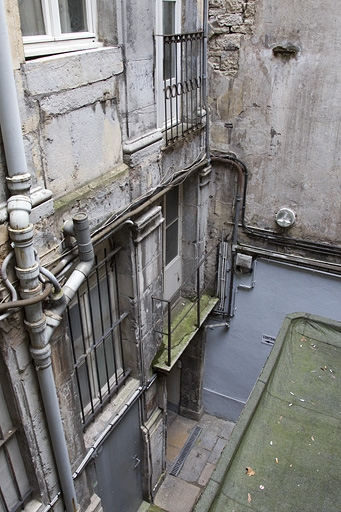 Logis secondaire : détail d'une partie de la façade à partir du rez-de-chaussée sur la première cour. © Yves Sancey / Région Bourgogne-Franche-Comté, Inventaire du patrimoine - 2012