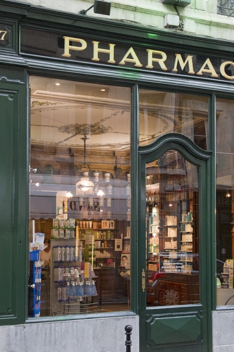 Logis principal : détail de la devanture de la pharmacie, partie gauche. © Yves Sancey / Région Bourgogne-Franche-Comté, Inventaire du patrimoine - 2012