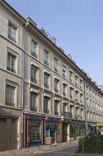 Logis principal : vue d'ensemble depuis la rue, de trois quarts gauche. © Yves Sancey / Région Bourgogne-Franche-Comté, Inventaire du patrimoine - 2012