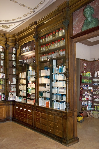 Logis principal, pharmacie : détail des boiseries, partie droite, depuis l'entrée de la boutique. © Yves Sancey / Région Bourgogne-Franche-Comté, Inventaire du patrimoine - 2012
