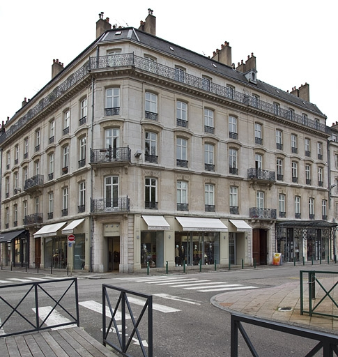 Vue d'ensemble depuis le carrefour des deux rues. © Yves Sancey / Région Bourgogne-Franche-Comté, Inventaire du patrimoine - 2012