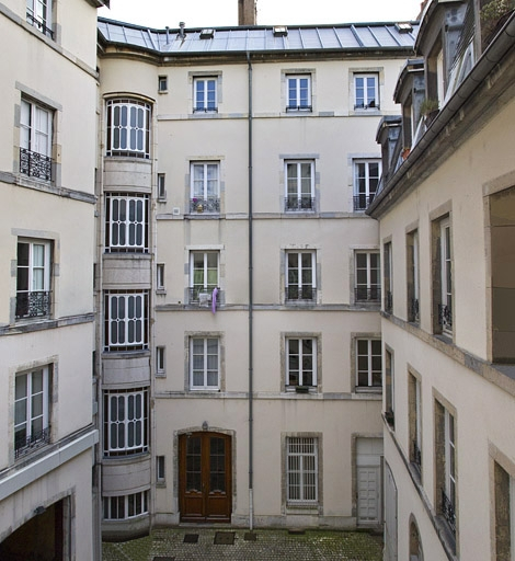 Logis principal, façade postérieure, côté rue Morand. © Yves Sancey / Région Bourgogne-Franche-Comté, Inventaire du patrimoine - 2012