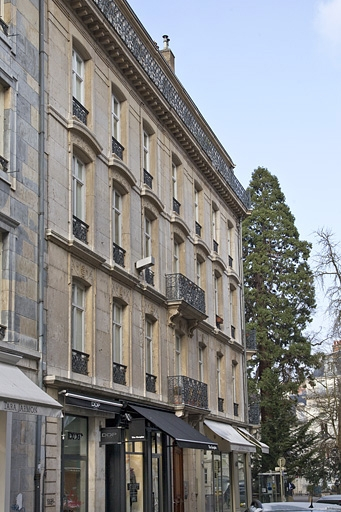 Logis principal, façade antérieure : vue d'ensemble côté rue Morand, de trois quarts gauche. © Yves Sancey / Région Bourgogne-Franche-Comté, Inventaire du patrimoine - 2012