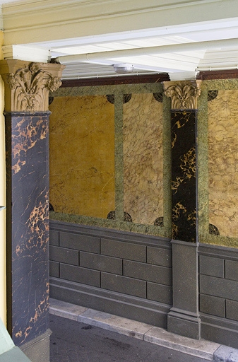 Logis principal, passage cocher côté rue Proudhon : détail du décor en faux marbre, vue rapprochée. © Yves Sancey / Région Bourgogne-Franche-Comté, Inventaire du patrimoine - 2012