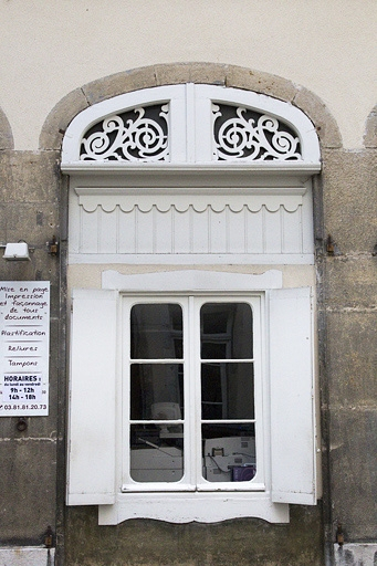 Logis secondaire : détail d'une baie du rez-de-chaussée. © Yves Sancey / Région Bourgogne-Franche-Comté, Inventaire du patrimoine - 2012