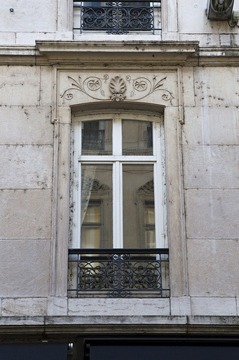 Logis principal, façade antérieure : détail d'une fenêtre du premier étage. © Yves Sancey / Région Bourgogne-Franche-Comté, Inventaire du patrimoine - 2012