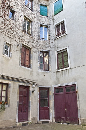 Façades sur cour : détail de l'angle coupé au fond de la cour. © Yves Sancey / Région Bourgogne-Franche-Comté, Inventaire du patrimoine - 2012