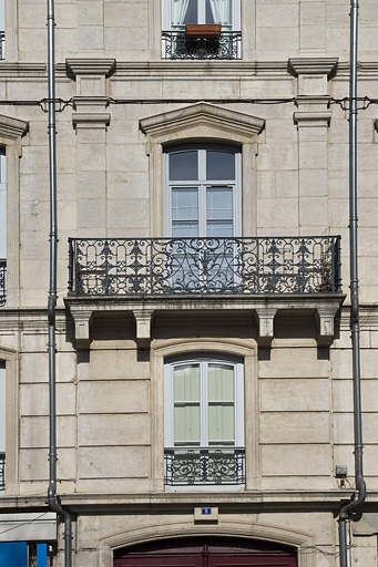 Façade antérieure, rue Léonel de Moustier : détail du balcon du deuxième étage au-dessus du portail d'entrée. © Yves Sancey / Région Bourgogne-Franche-Comté, Inventaire du patrimoine - 2012