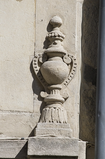 Façade antérieure : détail du décor en urne cantonnant la façade au-dessus du premier étage. © Yves Sancey / Région Bourgogne-Franche-Comté, Inventaire du patrimoine - 2012