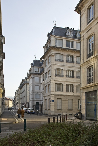Façade postérieure, vue éloignée : de trois quarts droit. © Yves Sancey / Région Bourgogne-Franche-Comté, Inventaire du patrimoine - 2012 Façade postérieure, vue éloignée : de trois quarts droit. © Yves Sancey / Région Bourgogne-Franche-Comté, Inventaire du patrimoine - 2012