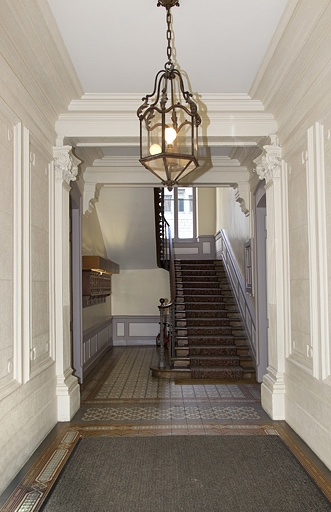 Intérieur : vue du vestibule et de l'escalier depuis l'entrée. © Yves Sancey / Région Bourgogne-Franche-Comté, Inventaire du patrimoine - 2012 Intérieur : vue du vestibule et de l'escalier depuis l'entrée. © Yves Sancey / Région Bourgogne-Franche-Comté, Inventaire du patrimoine - 2012