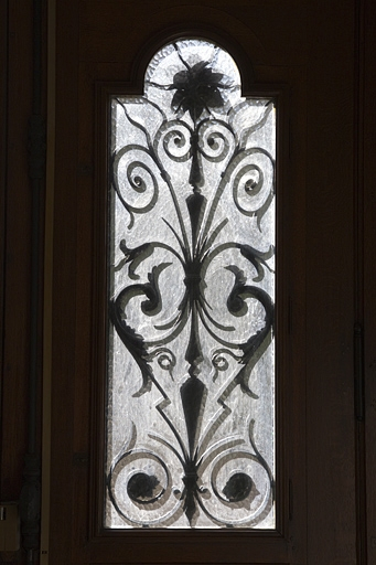 Intérieur, vestibule : détail d'un vitrage de la porte d'entrée. © Yves Sancey / Région Bourgogne-Franche-Comté, Inventaire du patrimoine - 2012 Intérieur, vestibule : détail d'un vitrage de la porte d'entrée. © Yves Sancey / Région Bourgogne-Franche-Comté, Inventaire du patrimoine - 2012