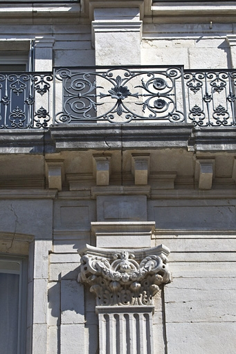 Façade antérieure : détail d'un chapiteau corinthien et du garde-corps de l'étage de surélévation. © Yves Sancey / Région Bourgogne-Franche-Comté, Inventaire du patrimoine - 2012 Façade antérieure : détail d'un chapiteau corinthien et du garde-corps de l'étage de surélévation. © Yves Sancey / Région Bourgogne-Franche-Comté, Inventaire du patrimoine - 2012