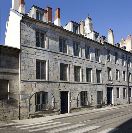 Vue d'ensemble de la façade antérieure, de trois quarts gauche. © Yves Sancey / Région Bourgogne-Franche-Comté, Inventaire du patrimoine - 2012