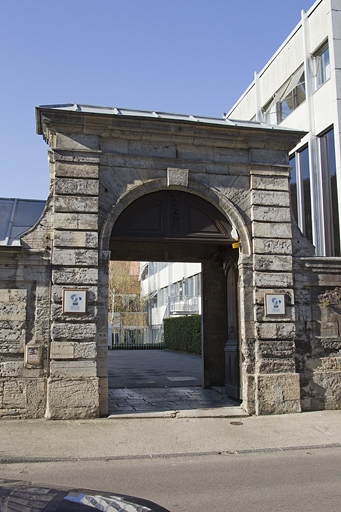 Vue d'ensemble du portail dans clôture, de face. © Yves Sancey / Région Bourgogne-Franche-Comté, Inventaire du patrimoine - 2012