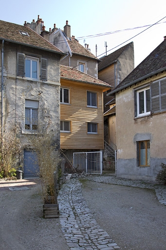 Vue de l'entrée de la première cour. © Yves Sancey / Région Bourgogne-Franche-Comté, Inventaire du patrimoine - 2012