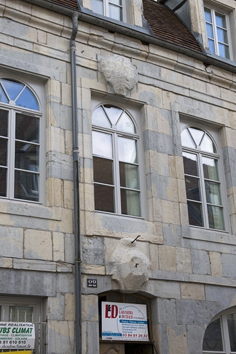 Façade antérieure : détail des pierres d'attente épannelées sur la porte du couloir et d'une fenêtre de l'étage. © Yves Sancey / Région Bourgogne-Franche-Comté, Inventaire du patrimoine - 2012