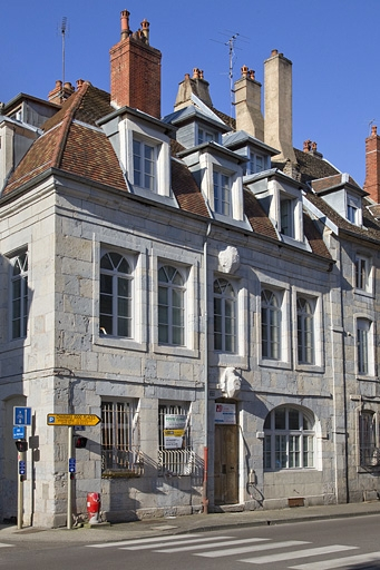 Façade antérieure : vue d'ensemble de trois quarts gauche. © Yves Sancey / Région Bourgogne-Franche-Comté, Inventaire du patrimoine - 2012