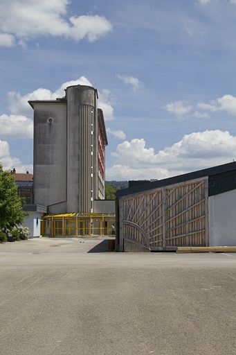 Internat garçons : face latérale et cage d'escalier. © Yves Sancey / Région Bourgogne-Franche-Comté, Inventaire du patrimoine - 2012