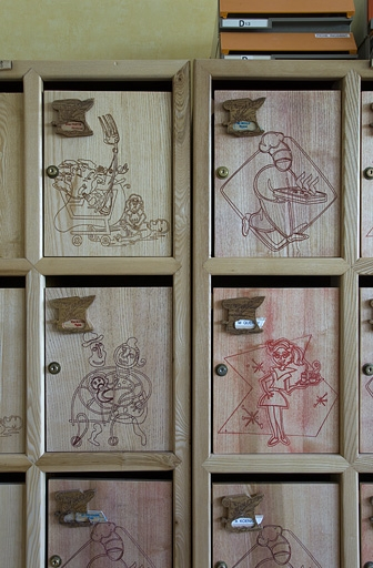 Externat (1er étage), salle des professeurs : décors de portes de casiers, réalisés par les élèves. © Yves Sancey / Région Bourgogne-Franche-Comté, Inventaire du patrimoine - 2012