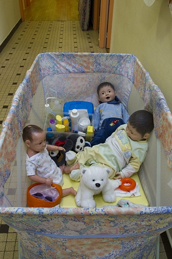 Bâtiment de l'hôtellerie (1er étage), hôpital pédagogique : poupons de la puériculture. © Yves Sancey / Région Bourgogne-Franche-Comté, Inventaire du patrimoine - 2012