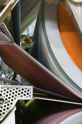 Passage de la feuille de papier entre les cylindres de pressage et d'égouttage. Détail. © Jérôme Mongreville / Région Bourgogne-Franche-Comté, Inventaire du patrimoine - 2012