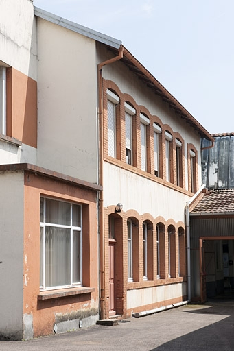 Bâtiment de bureaux (?) situé en fond de cour. © Jérôme Mongreville / Région Bourgogne-Franche-Comté, Inventaire du patrimoine - 2012