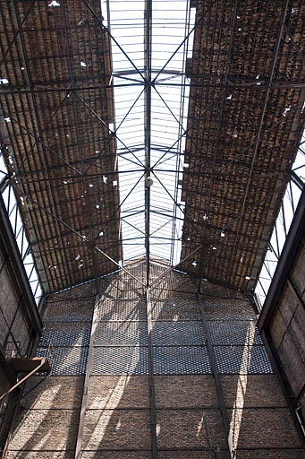 Vue intérieure du bâtiment du gazogène. Pignon est et charpente métallique. © Jérôme Mongreville / Région Bourgogne-Franche-Comté, Inventaire du patrimoine - 2012